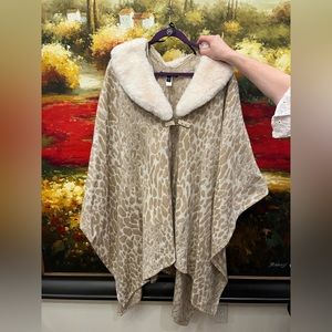 Marc New York, one size fits all/ color white, tan/cream color with gold buckle